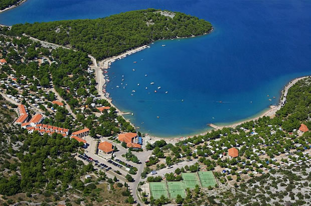 Kemp Lovisca (ostrov Murter, Chorvatsko)