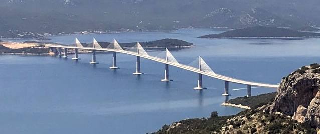 Most spojující Chorvatské pobřeží s poloostrovem Pelješac